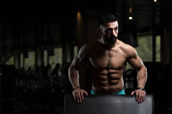 Homem muscular após o exercício descansando no ginásio — Fotografia de Stock