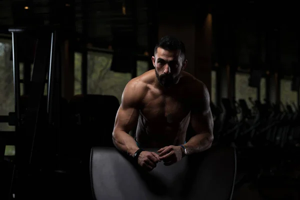 Atractivo joven Descansando en el gimnasio Afther Ejercicio — Foto de Stock