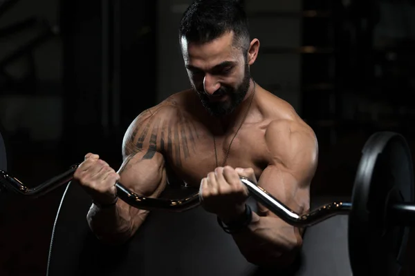 Ejercicio de bíceps con barra —  Fotos de Stock