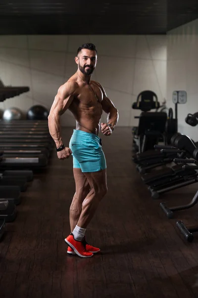 Retrato de un hombre musculoso físicamente en forma —  Fotos de Stock