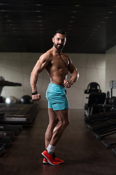 Spor salonunda güçlü duran — Stok fotoğraf