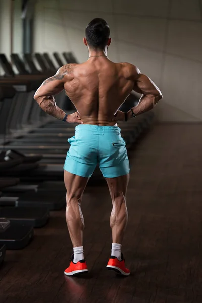Мускулистый человек сгибает мышцы — стоковое фото