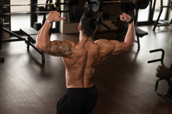 Bodybuilder Fitness Model Posant des biceps doubles après des exercices — Photo