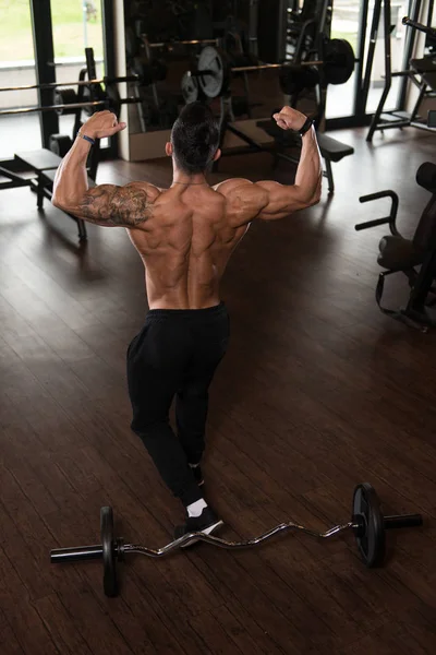 De pie fuerte en el gimnasio — Foto de Stock