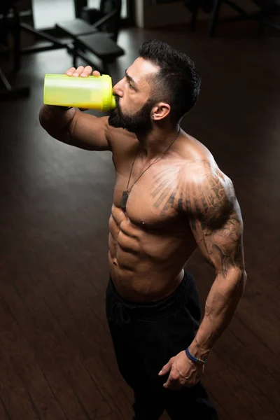 Bodybuilder drinkwater uit Shaker — Stockfoto