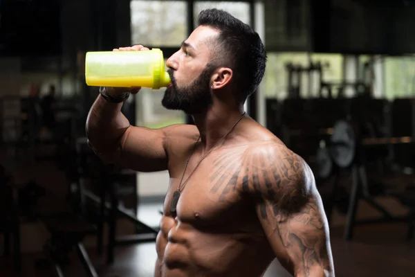 Bodybuilder Boire de l'eau du shaker — Photo