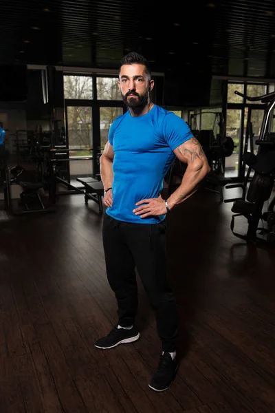 Portret sprawny fizycznie, muskularny mężczyzna — Zdjęcie stockowe
