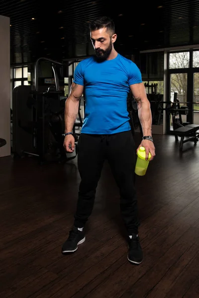 Bodybuilder dricksvatten från Shaker — Stockfoto