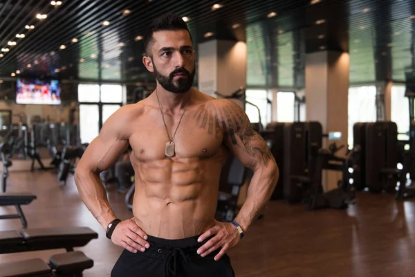 Portrait d'un jeune homme musclé physiquement apte — Photo