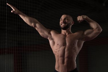 Yakışıklı adam kasların esneme