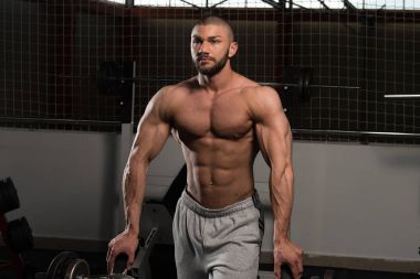 Dinlenme salonunda egzersiz sonrası kas adam