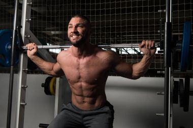 Barbell ile bacaklar için egzersiz yaparak atlet