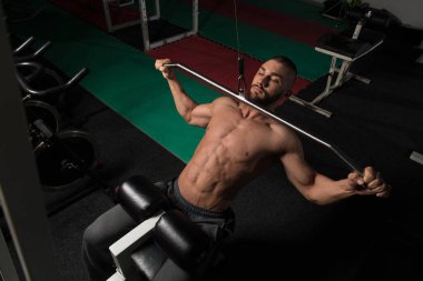 Bel için ağır egzersiz yaparak atlet