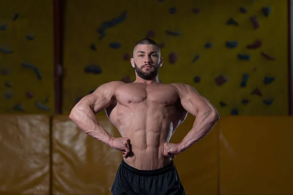 Construtor de corpo muscular mostrando sua frente lat spread — Fotografia de Stock