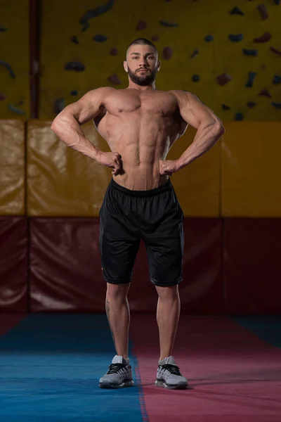 Bodybuilder lässt Muskeln spielen — Stockfoto