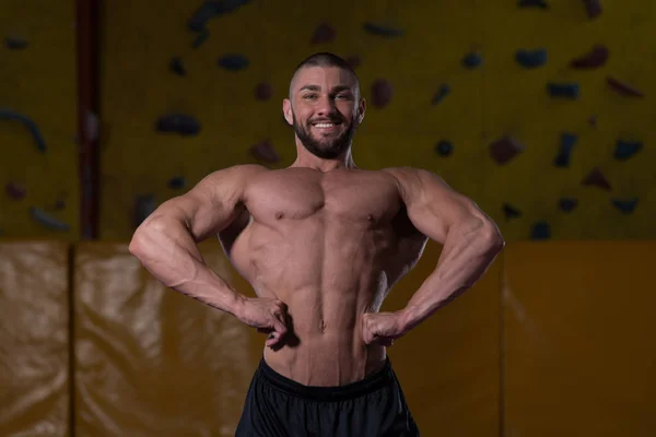 BodyBuilder sérieux debout dans la salle de gym — Photo