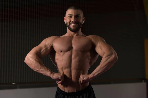 Muskulös kropp builder visar hans främre lat spread — Stockfoto