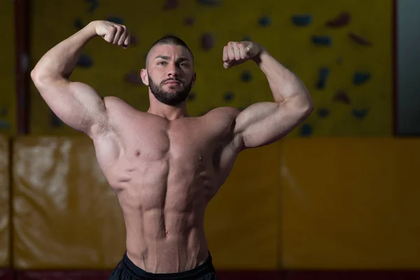 Male Body Builder Showing His Body — Stock Photo, Image