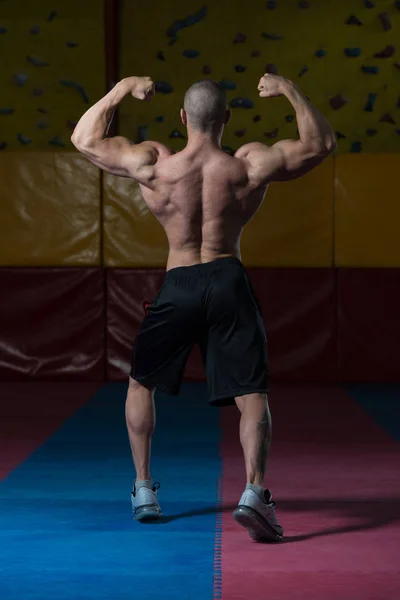 Bodybuilder lässt Muskeln spielen — Stockfoto