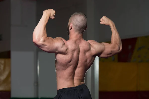 Masculino fisiculturista mostrando seu corpo — Fotografia de Stock