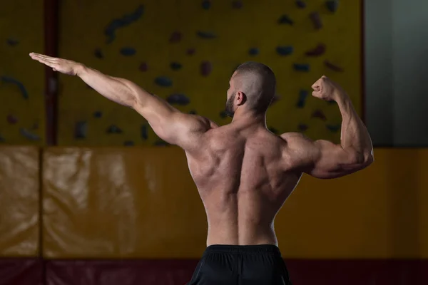 BodyBuilder sérieux debout dans la salle de gym — Photo