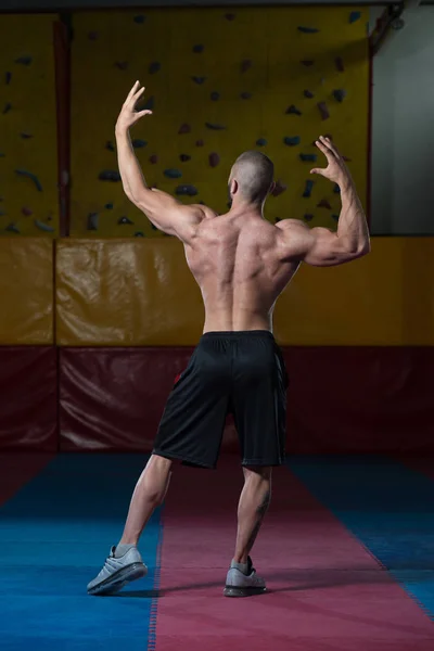 Bodybuilder lässt Muskeln spielen — Stockfoto