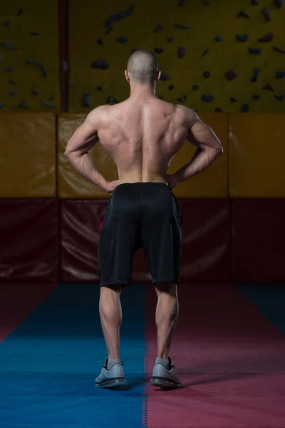 Hombre guapo flexionando músculos — Foto de Stock