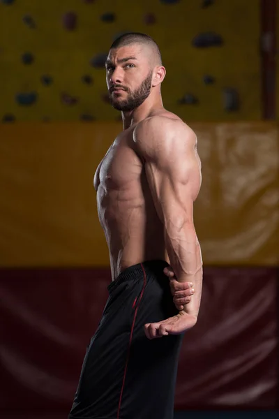 Porträtt av en vältränad muskulös Man — Stockfoto