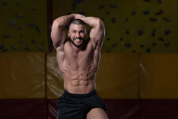 Muskulös kropp builder visar hans främre buken abs — Stockfoto
