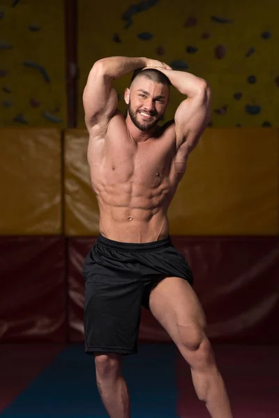 Bodybuilder musculaire montrant ses abdominaux avant — Photo