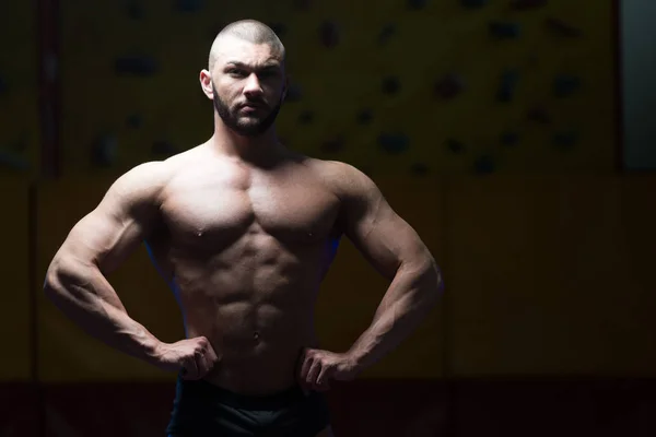 Bodybuilder lässt Muskeln spielen — Stockfoto