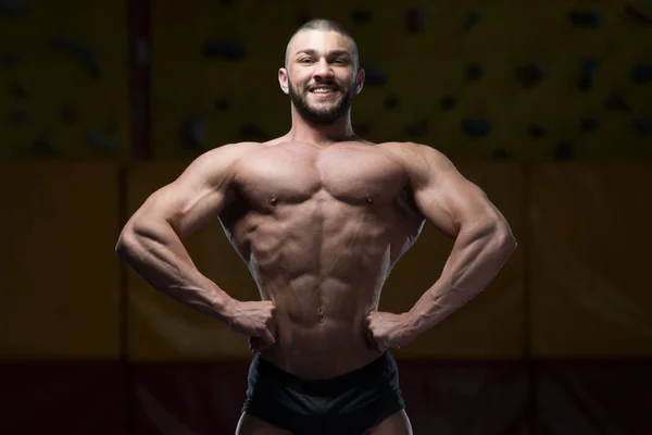 Männlicher Bodybuilder zeigt seinen Körper — Stockfoto