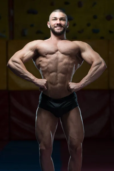 身体健壮的肌肉男人的肖像 — 图库照片