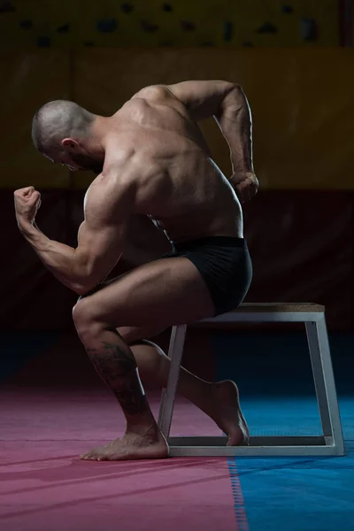 Mužské tělo tvůrce ukazující jeho tělo — Stock fotografie