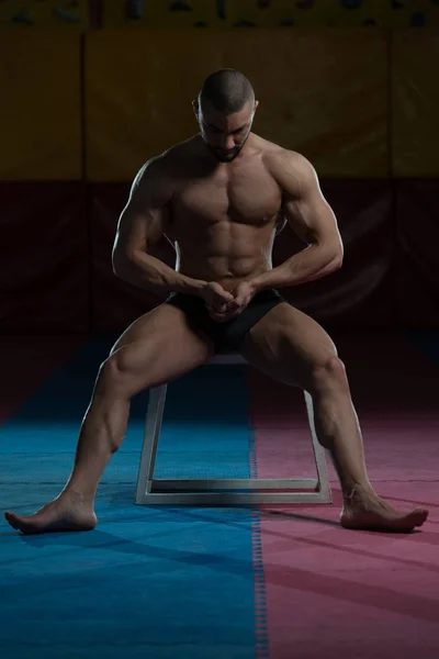 Hombre en el gimnasio mostrando su cuerpo bien entrenado —  Fotos de Stock