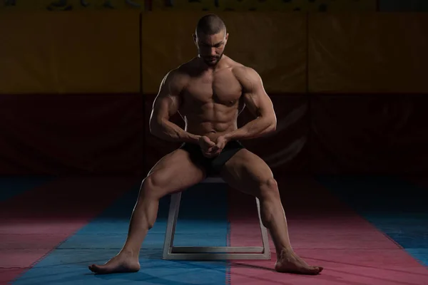 Male Body Builder Showing His Body — Stock Photo, Image
