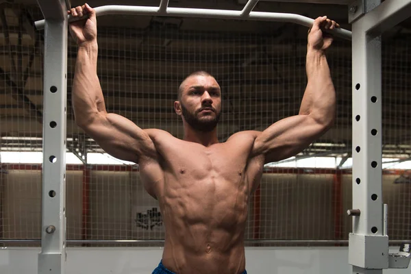 Bodybuilder doen pull ups beste terug oefeningen — Stockfoto