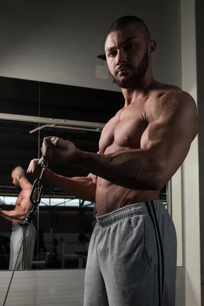 Biceps cvičení na stroji kabelem — Stock fotografie