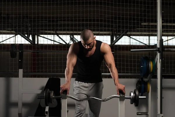 Attraktiver junger Mann ruht sich nach dem Sport im Fitnessstudio aus — Stockfoto