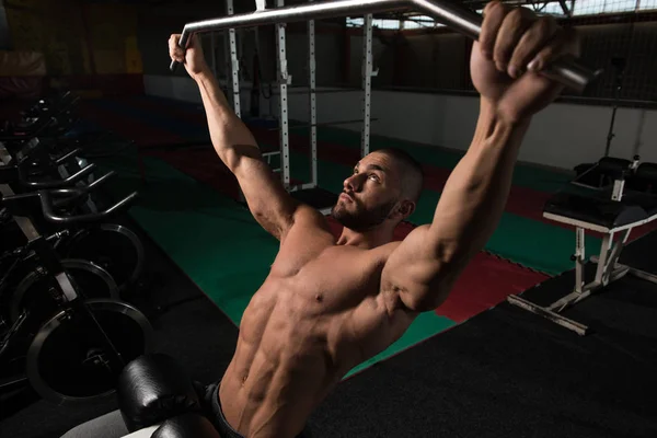 Homem muscular fazendo exercício de peso pesado para as costas — Fotografia de Stock