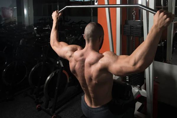 Bodybuilder Exercising Back In Gym — Stock Photo, Image