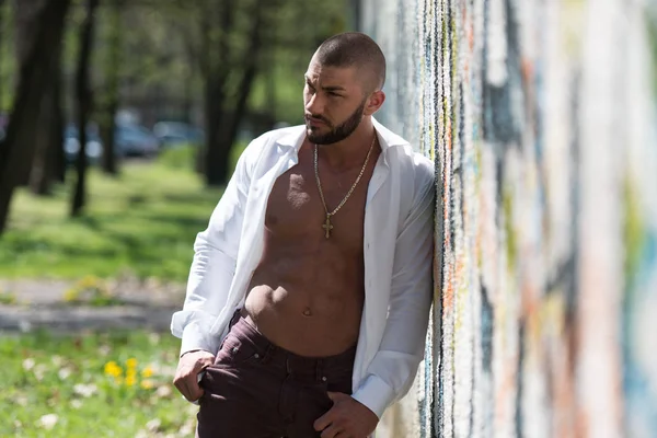 Portrait of Muscle Man in White T-shirt — Stok Foto