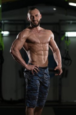 Yakışıklı adam kasların esneme