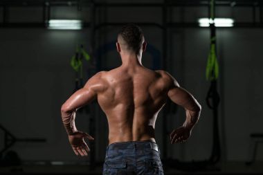 Onun gösterilen kas vücut Builder geri Lat Spread