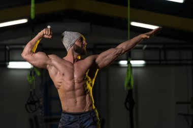 Spor salonunda güçlü duran