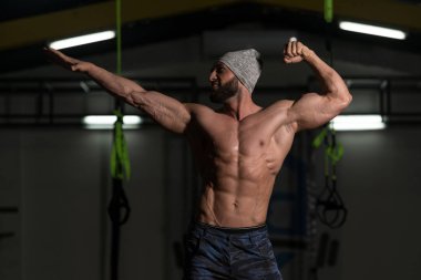 Erkek Vücut Oluşturucu vücudunu gösteren