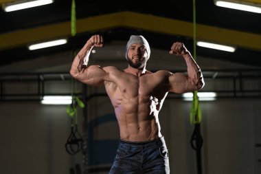 Onun açık çifte kol kası gösterilen kas vücut geliştirmeci