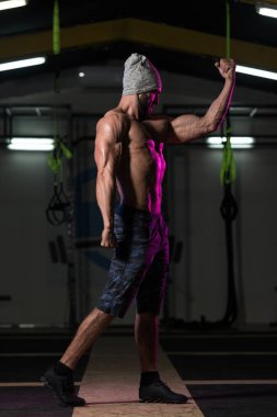 Erkek Vücut Oluşturucu vücudunu gösteren