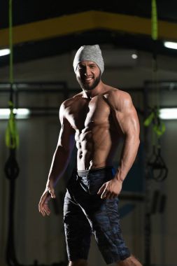 Açık karın kaslarını gösterilen kas vücut geliştirmeci