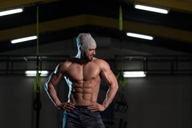 Açık karın kaslarını gösterilen kas vücut geliştirmeci